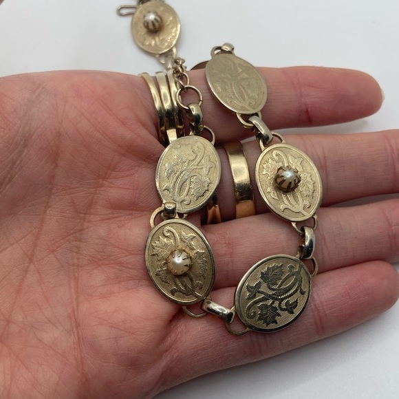 Vtg Gold Tone Floral Oval Panel Faux Pearl Necklace Hook Clasp 17” - Picture 4 of 6